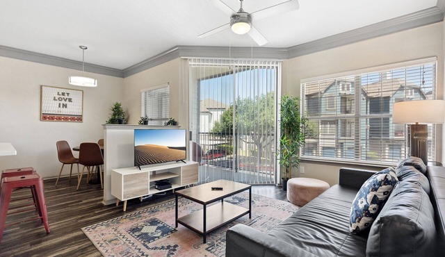 Gorgeous 1BR Next to the Domain 4053