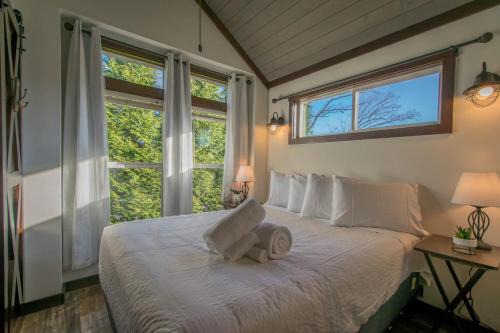 Gorgeous 1BR Tiny Home with Pool and Bocce