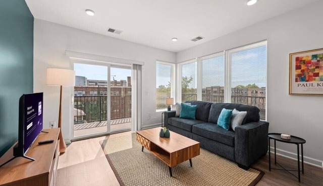 Gorgeous 2 Bed/2 Bath | CLE Clinic | Balcony