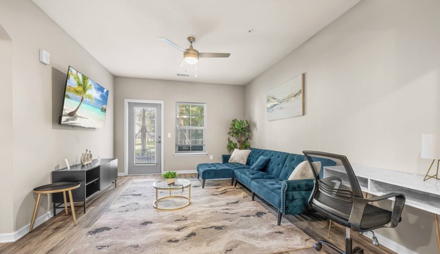 Gorgeous 2 Bed/2 Bath Condo Close to Beaches