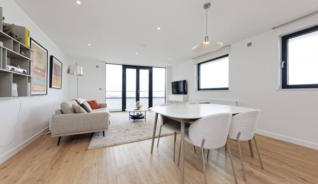 Gorgeous 2 Bed Apartment with Stunning Sea Views