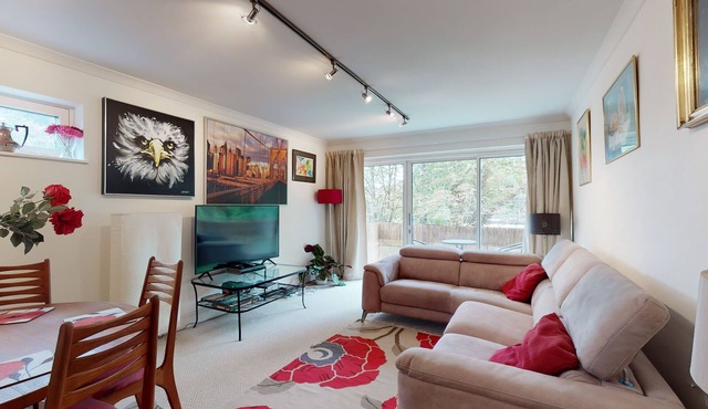 Gorgeous 2 bed flat with parking and garden