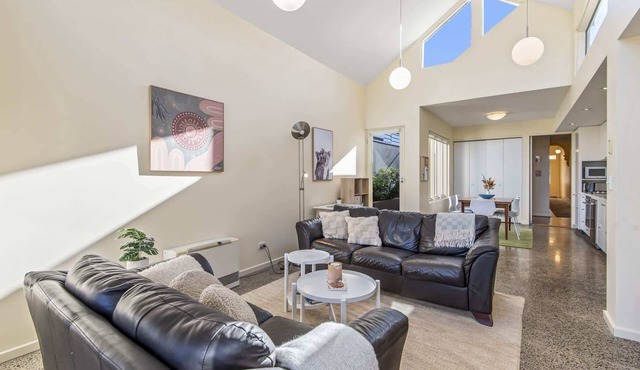 Gorgeous 2-Bed Victorian Home in Artsy Suburb