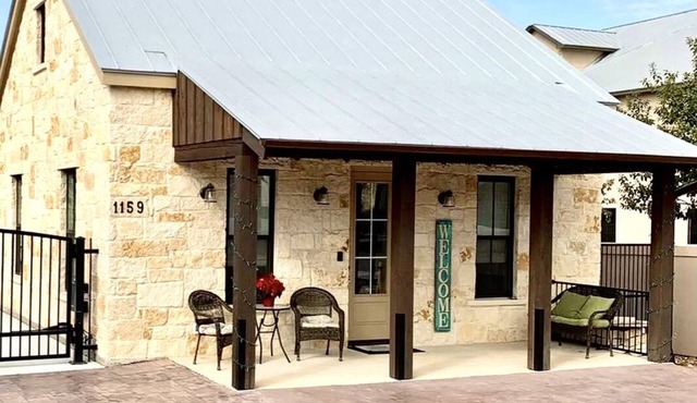 Gorgeous 2 bedroom Casita on the Guadalupe River walking distance from Gruene.