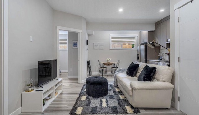 Gorgeous 2 Bedroom 1 Bathroom Guest Suite