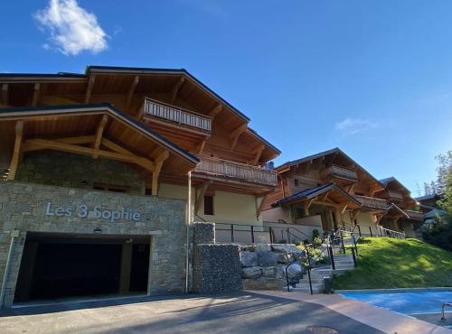 Gorgeous 2 bedroom, 2 full bath, ski in apartment! Winner of 2025 and 2024 Traveller Award!