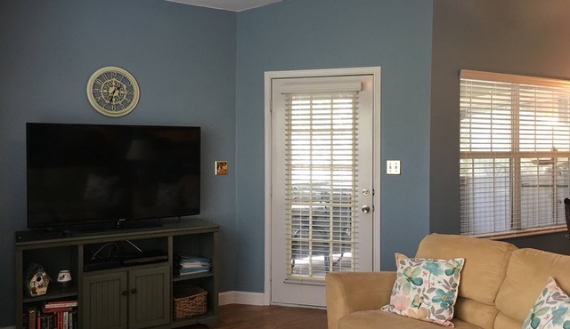 Gorgeous 2 Bedroom 2 Bath condo overlooking resort-style pool