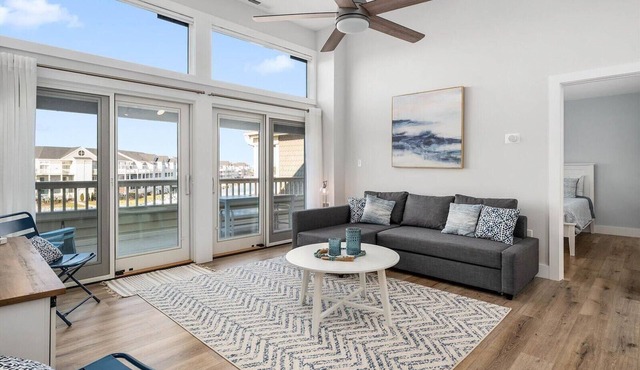 Gorgeous 2 bedroom at Seascape in prestigious Heron Harbour