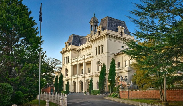 Gorgeous 2 Bedroom apartment in Historic Willsmere - with pool and pet friendly