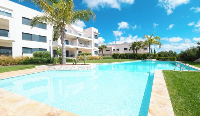 Gorgeous 2-Bedroom Apartment w/Golf, Views & Pool