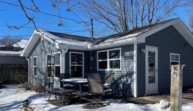 Gorgeous 2-bedroom bungalow with AC in charming Le Claire