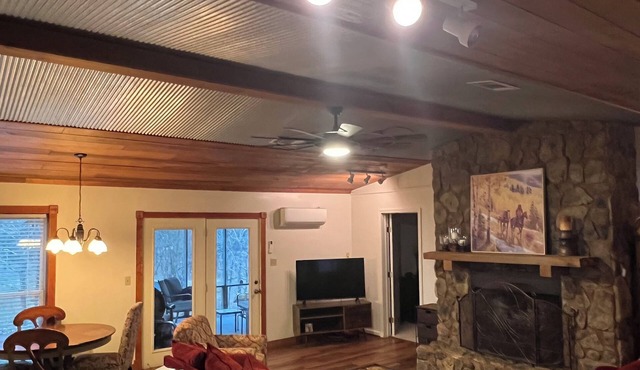 Gorgeous 2-bedroom cabin located in rural NE Arknasas perfect for getaways.