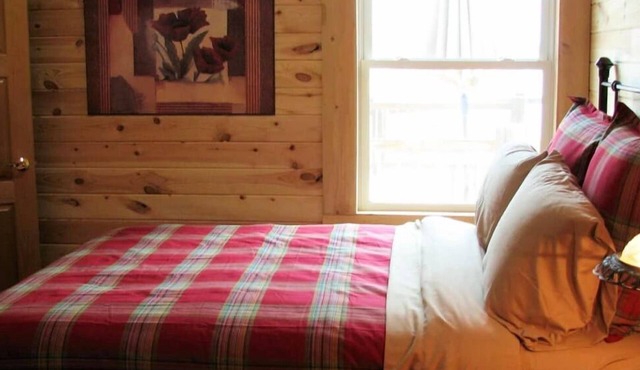 Gorgeous 2 Bedroom on Nelson Lake w/Direct to miles of Snowmobile trails