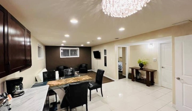 Gorgeous 2 Bedroom Suite Close to Airport in Regina