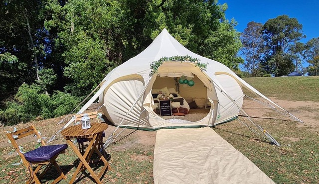 Gorgeous 2 bedroom tiny house plus luxury Glamping.