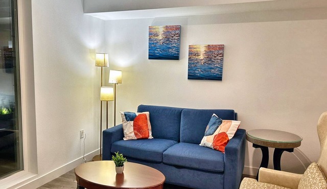 Gorgeous 2 Bedroom with rooftop Views.
