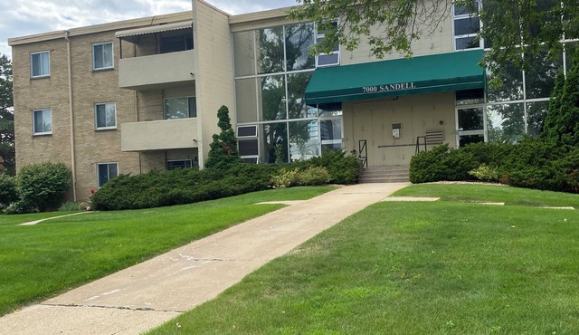 Gorgeous 2-bedroom condo with AC in vibrant Minneapolis
