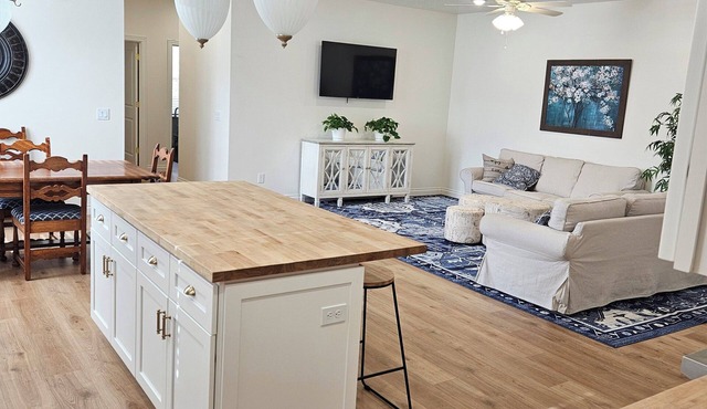 Gorgeous 2-bedroom apartment in New Harmony