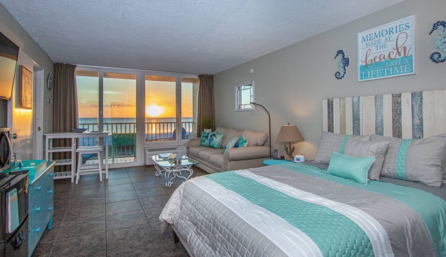 Gorgeous 2 br 2 ba Waterfront Condo!