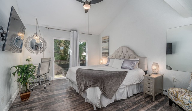 Gorgeous 2 BR Retreat with 2 Car Garage. Walk to Shops, Trails, & Brewery WOW!