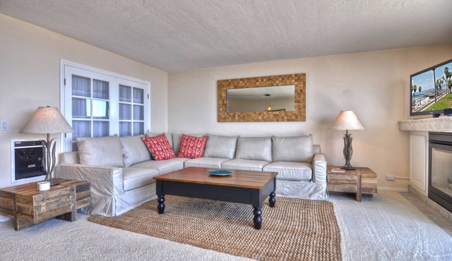 Gorgeous 2+Den! At the Pier/Beach! Panoramic Views!