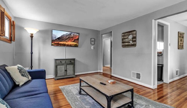 Gorgeous 2 Queen Bed North Buffalo Apartment with Free Driveway Parking