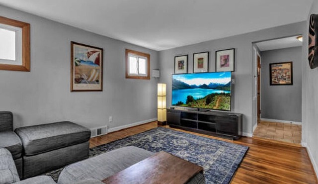 Gorgeous 2 Queen Bed North Buffalo Apartment with Free parking & 70 Inch TV