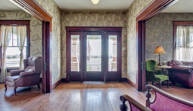 Gorgeous 20s Historic Mini Mansion. King & Queens. Downtown Strip.