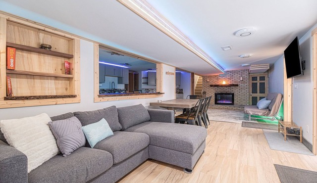 GoRgEoUs 2b/2b Lakefront Apt w/Sauna! Boats Galore, patio, HUGE waterfront yard!