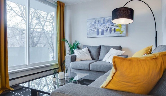 Gorgeous 2Br Condo w Parking Patio Coffee!