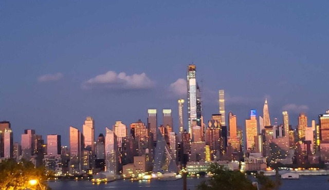 Gorgeous 2BR w/NYC Skyline Views, Huge Patio & Easy 10-Minute Commute!