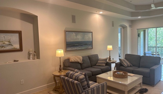 Gorgeous 2nd Floor Unit in The Quarry, Minutes to downtown Naples and Mercato.