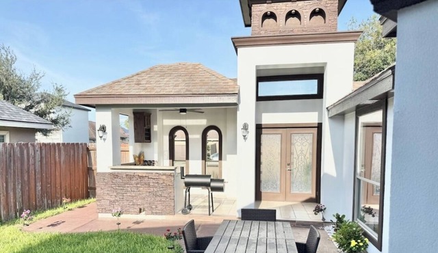 GORGEOUS 3/2.5 NEWER HOME WITH COURTYARD, LANDSCAPPED, Outside barbecue area.