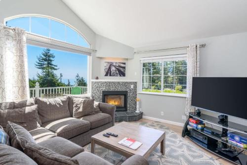Gorgeous 3 BDR Home in Gualala With Ocean View