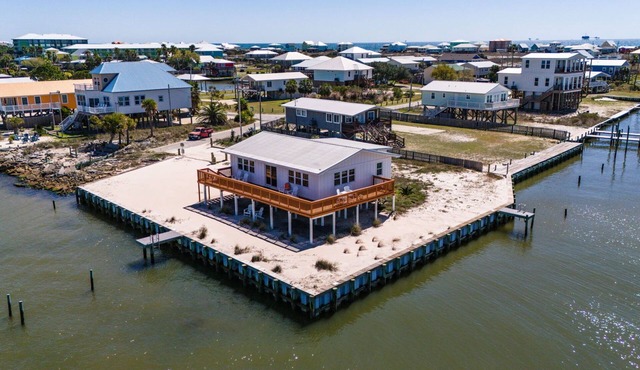 Gorgeous 3 bdrm/2 ba home with panoramic views of Mobile Bay & easy beach access
