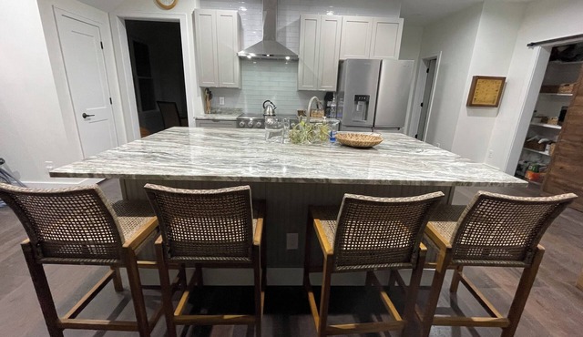 Gorgeous 3-bed, 3.5 bath on 32 acres of beautiful farmland, Shannon, MS. WiFi.