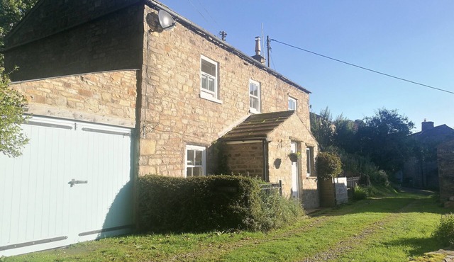 Gorgeous 3 bed cottage overlooking the Valley. Sleeps 5 people & 2 dogs, w/Wifi, gas central heating