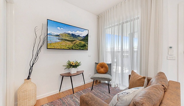 Gorgeous 3-Bed House with Spacious Shared Backyard