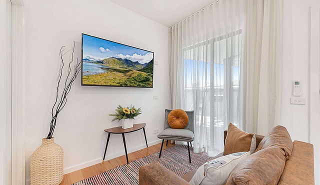 Gorgeous 3-Bed House with Spacious Shared Backyard