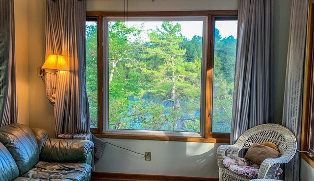 Gorgeous 3 bed rooms waterfront cottage on Kennebec Lake