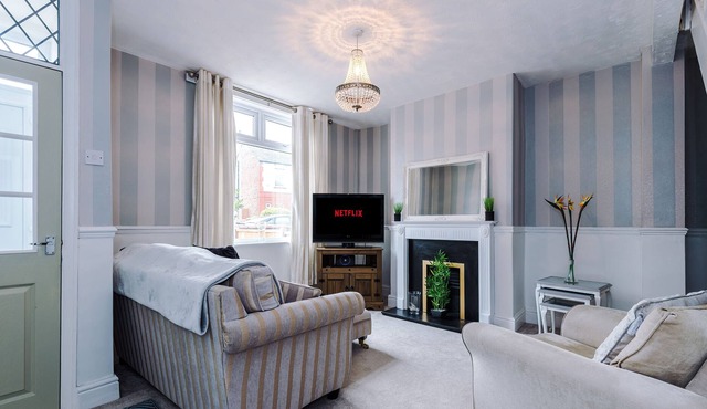 Gorgeous 3 bed terrace, Sleeping 4 people FREE Wi-Fi & parking. Walking distance to Town Centre