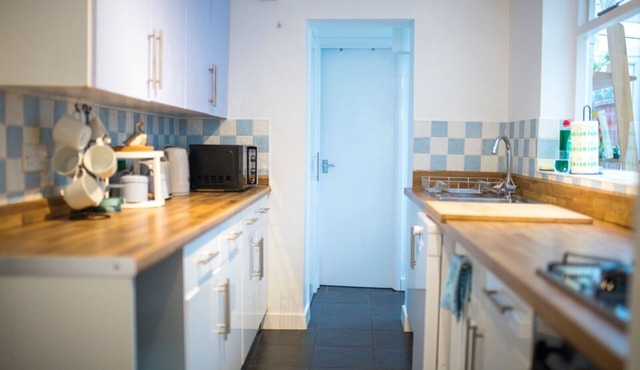 Gorgeous 3 bedroom cottage, 5 min from the centre, super fast wifi, paid parking