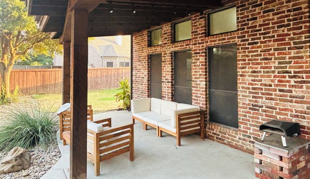 Gorgeous 3-Bedroom Family Home with Pizza Oven, Jacuzzi Bath & Office!