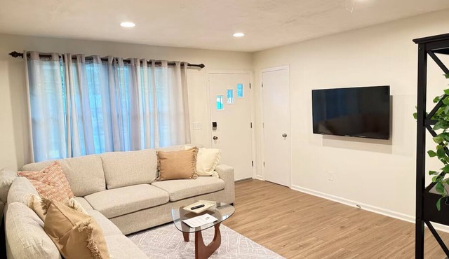 Gorgeous 3-bedroom house with AC in charming Petersburg