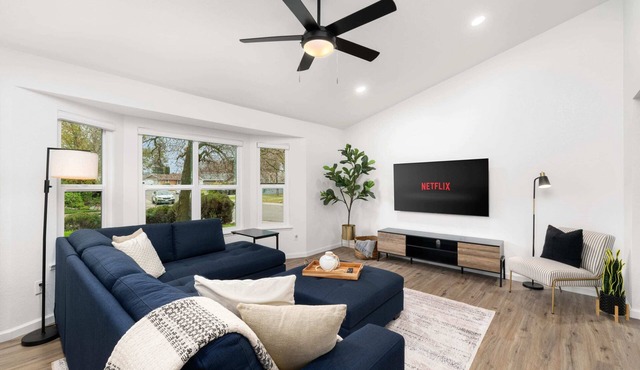 Gorgeous 3-bedroom house with fireplace in central Sacramento