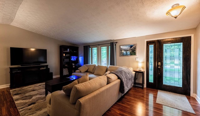 Gorgeous 3-bedroom house with 2nd living room in charming Roswell