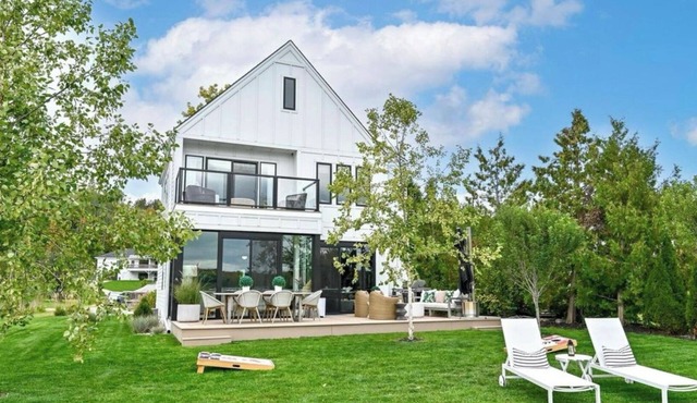 Gorgeous 3-bedroom lakefront house with AC on charming Big Cedar Lake!