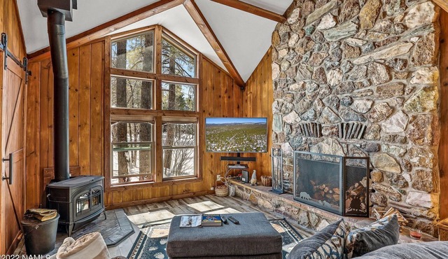 Gorgeous 3 Bedroom Munds Park Cabin w/ 2 fireplaces