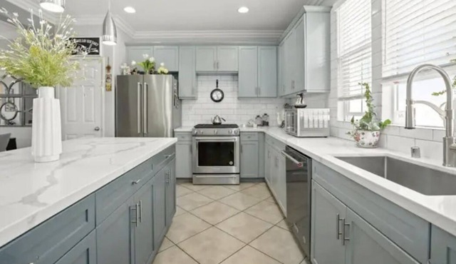 Gorgeous 3 Bedroom San Diego Townhome! Stunning Views, Pool, Hot Tub
