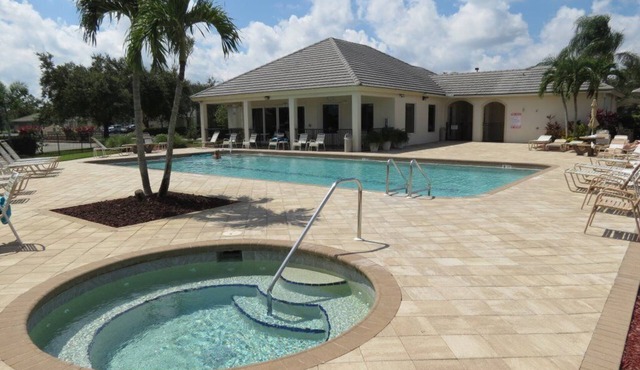 Gorgeous, 3 bedroom end-unit condo on golf course!